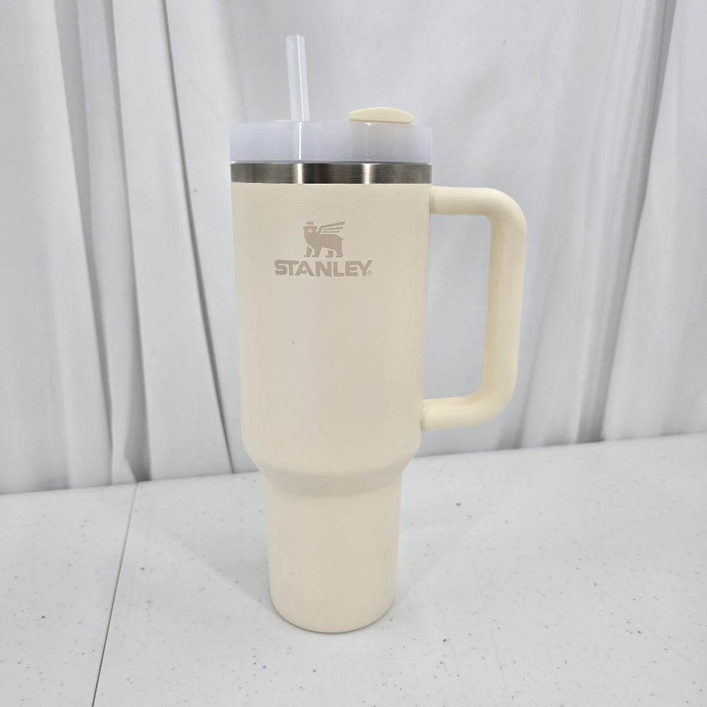 New Stanley The Flowstate Quencher H2.0 40oz. Tumbler Cream‎ Logo With Carrier.